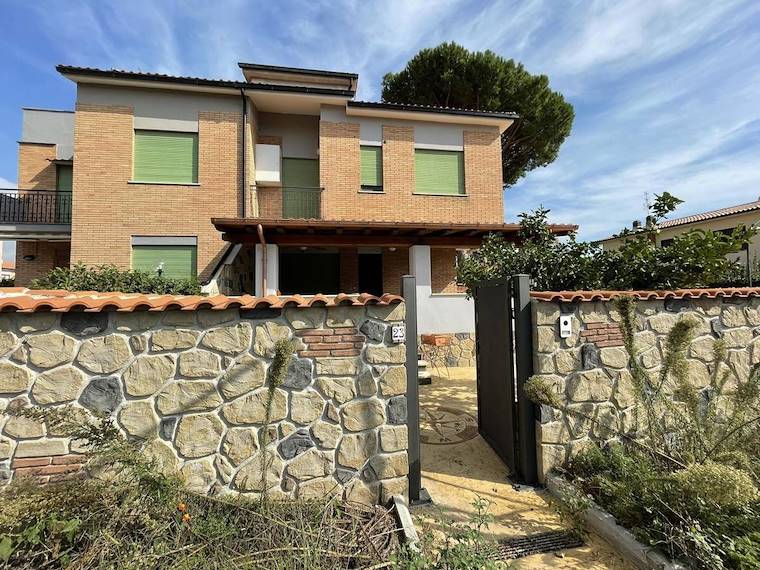 Villa bifamiliare in vendita a Terracina, VIA EURALIO, 4 - Terracina, LT