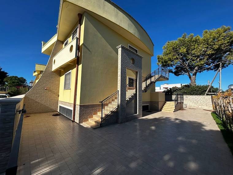Villa bifamiliare in vendita a Pulsano, VIALE MONTEPARASCO, 49 - Pulsano, TA