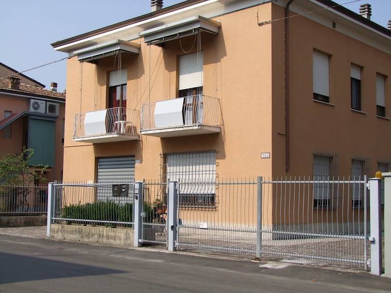 Villa bifamiliare in vendita a Modena, Modena, MO